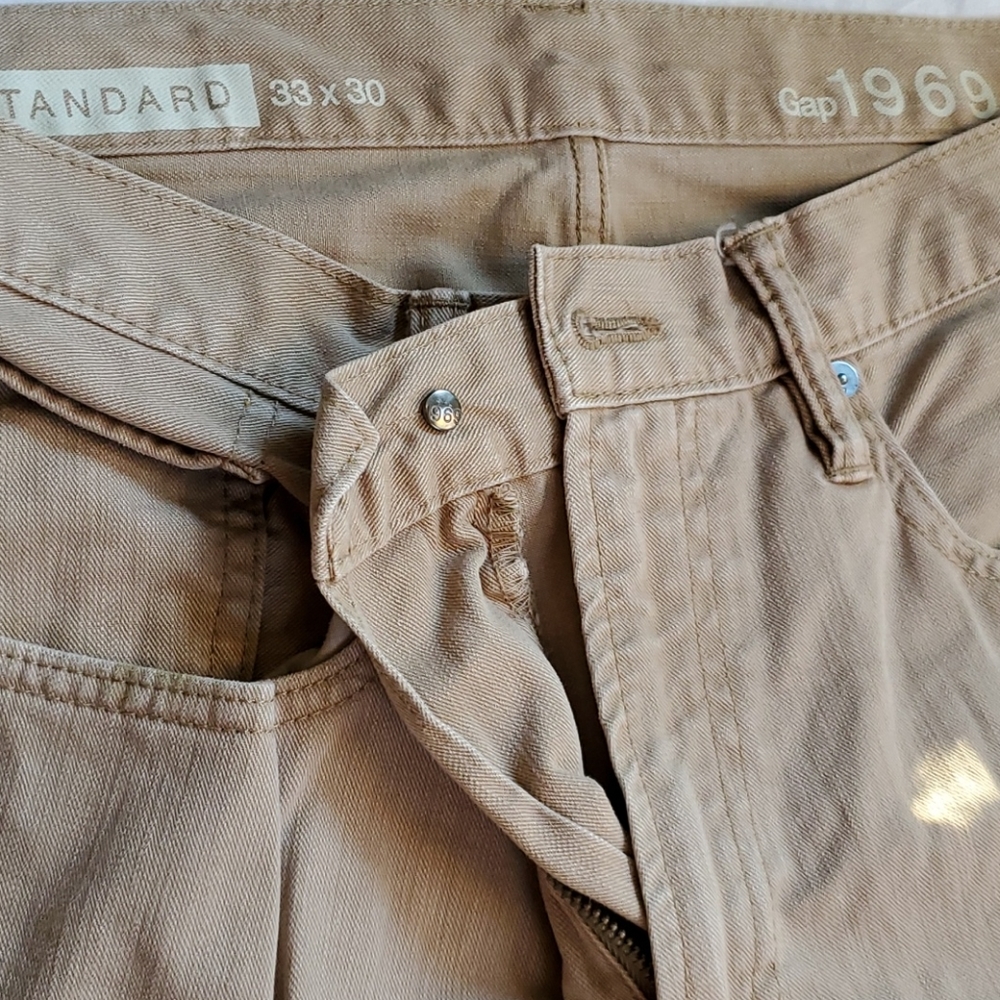 GAP MEN'S 33X30  khaki pants. New